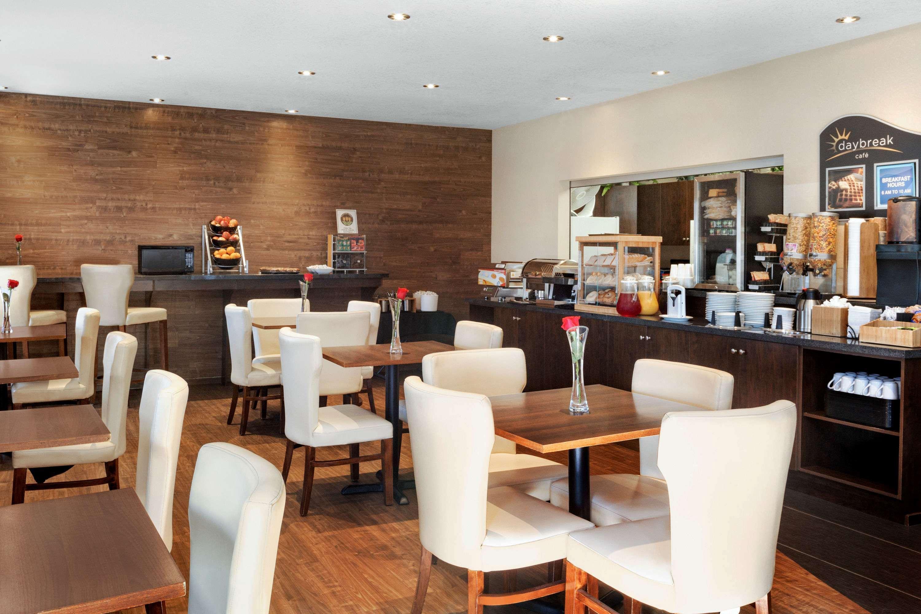Days Inn By Wyndham Regina Airport West Εξωτερικό φωτογραφία