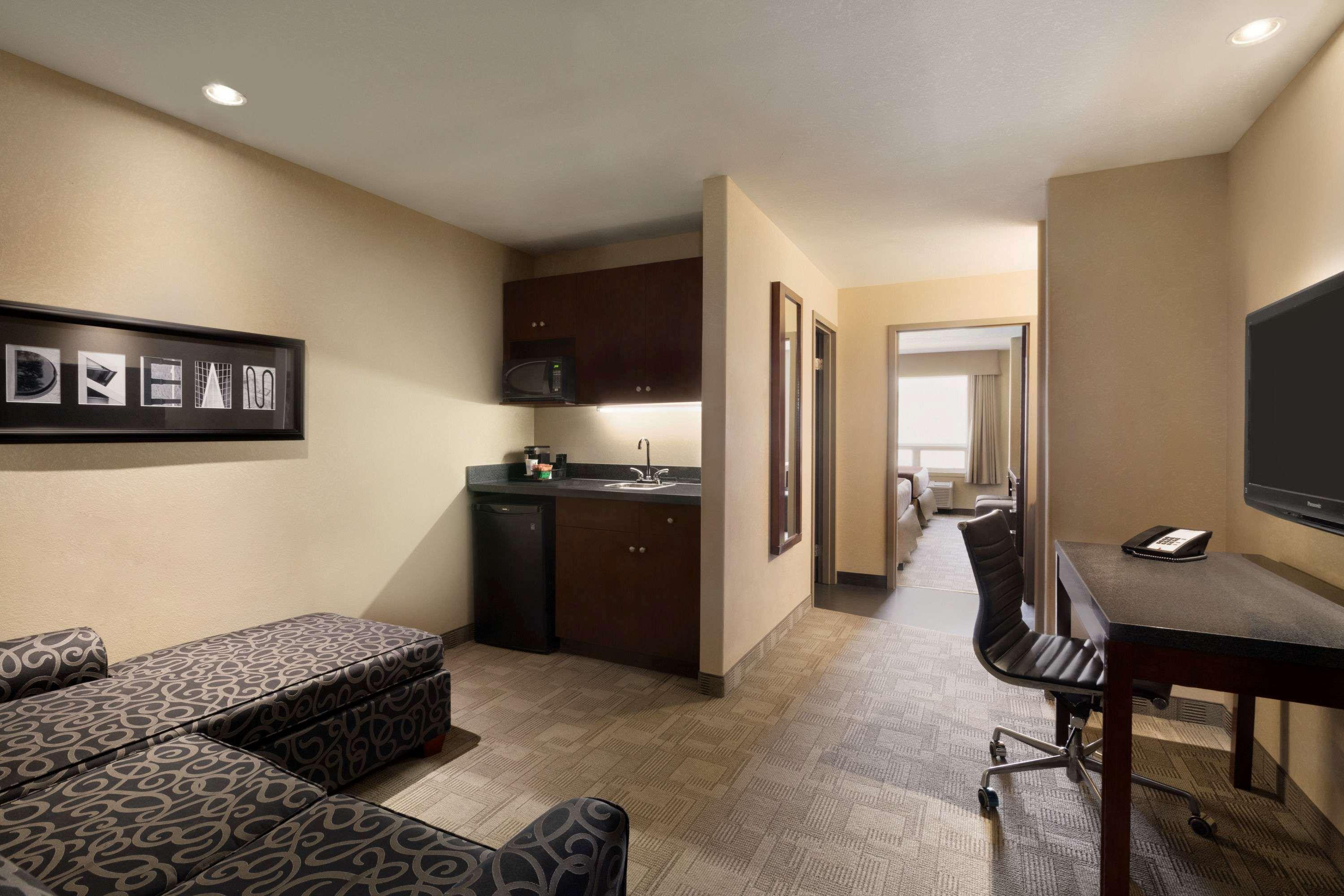 Days Inn By Wyndham Regina Airport West Εξωτερικό φωτογραφία