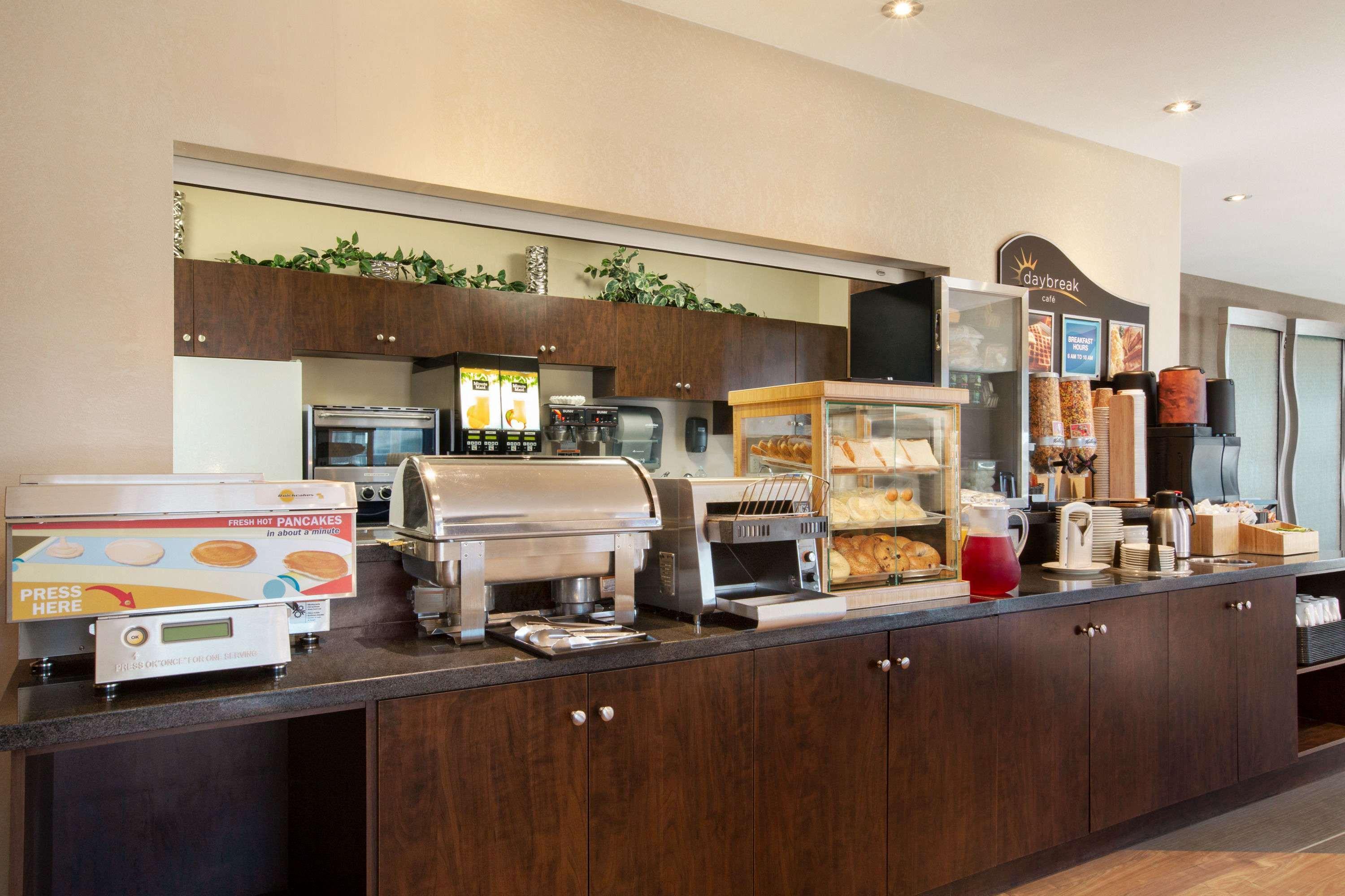 Days Inn By Wyndham Regina Airport West Εξωτερικό φωτογραφία