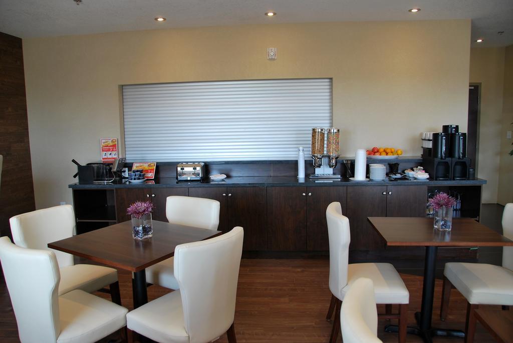 Days Inn By Wyndham Regina Airport West Εξωτερικό φωτογραφία